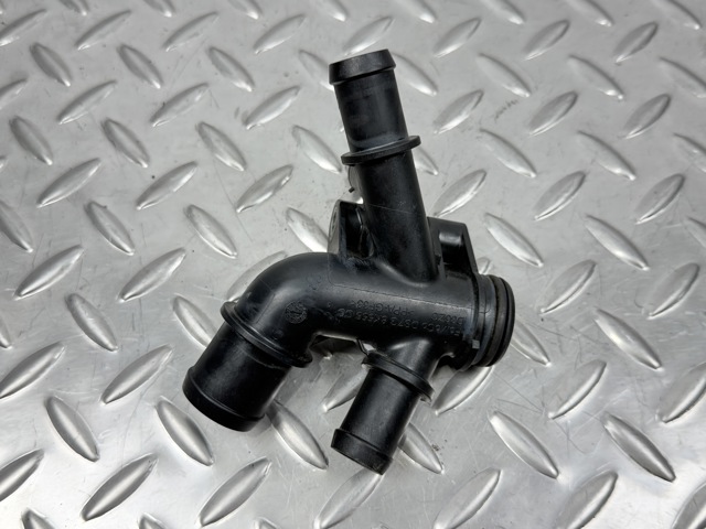 DS7G8K556CC Фланец системы охлаждения (тройник) купить Винница
