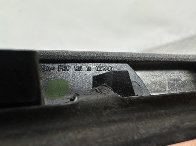 FORD DS7Z5421452A Уплотнитель стекла двери передней правой внешний (планка) в наличии Львов