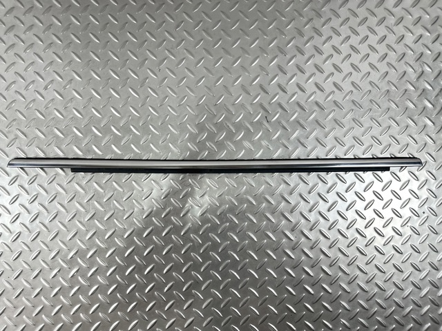 Уплотнитель стекла двери задней правой внешний (планка) DS7Z5425860A FORD
