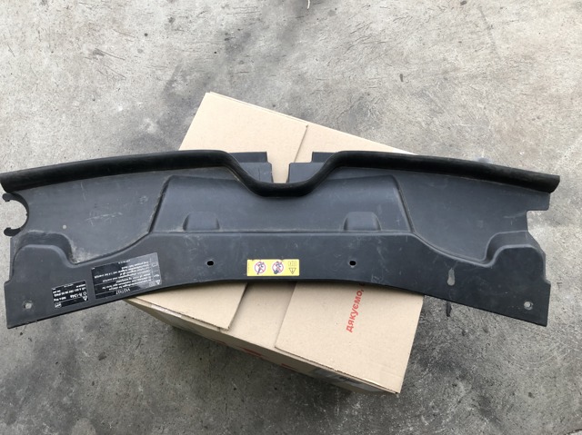 Кронштейн решетки радиатора 4478850236 MERCEDES
