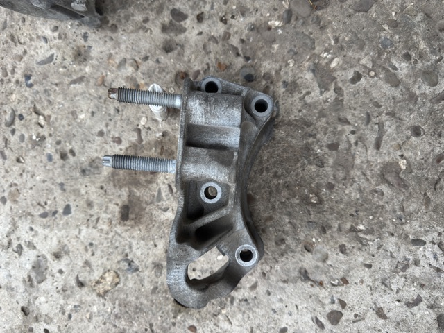 Кронштейн подушки (опоры) двигателя, правой 3M516030AF FORD