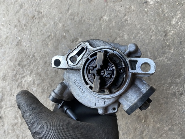 Механический вакуумный насос 9804021880 FORD