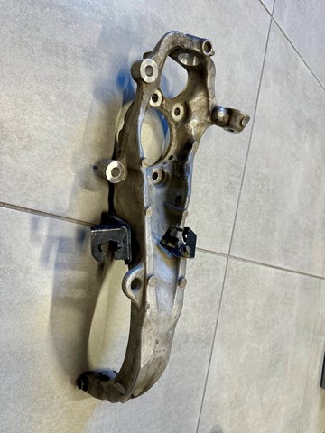 40015EG000 NISSAN Цапфа передняя левая купить в Ужгород