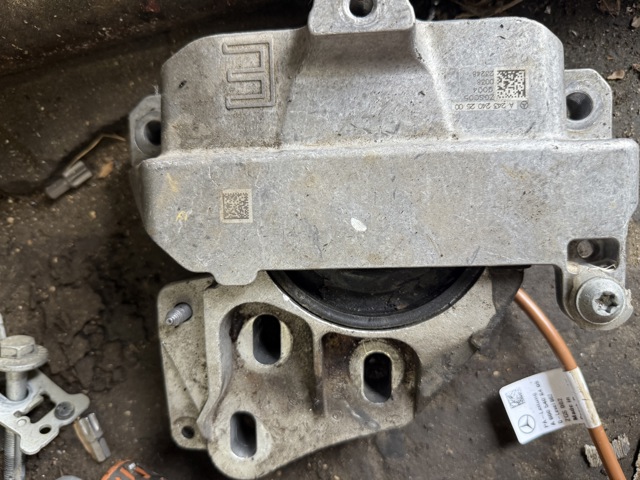 Подушка (опора) двигателя, левая A2432402500 MERCEDES
