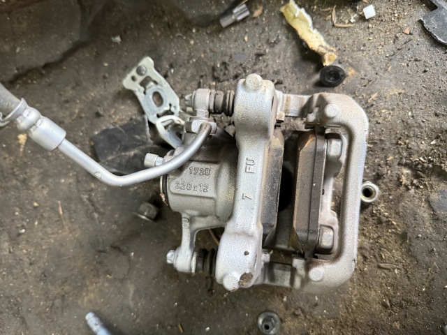 MERCEDES A2474233900 Суппорт задний левый в наличии Черкассы