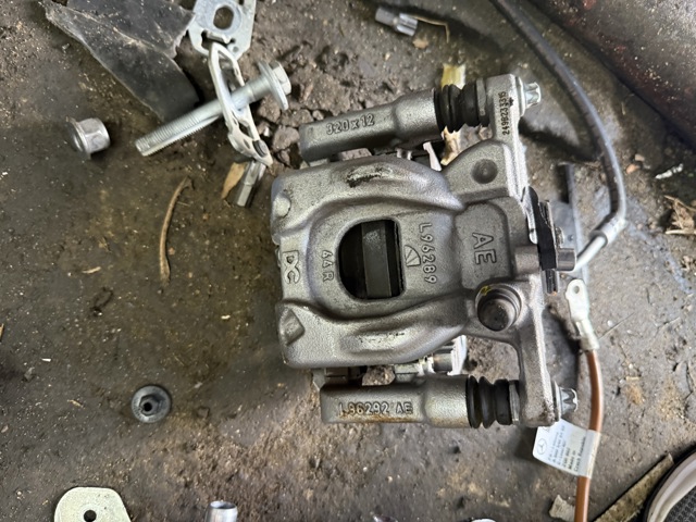 MERCEDES A2474233900 Суппорт задний левый в наличии Николаев