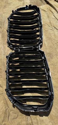 BMW 51137454889 Решетка радиатора в наличии Киев