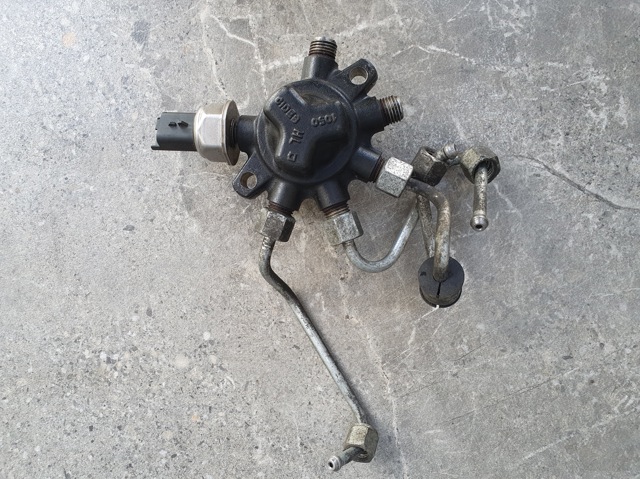 Распределитель топлива (рампа) 8200057345 FORD