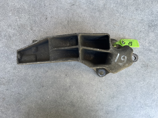 Крепление кпп A1682410901 MERCEDES