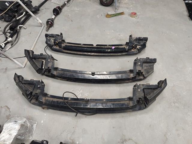 Кронштейн бампера переднего, центральный LR094157 LAND ROVER