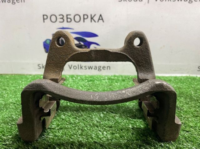 Скоба тормозного заднего суппорта 1K0615425M VAG