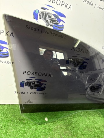 Стекло двери передней правой 3T0845202B VAG