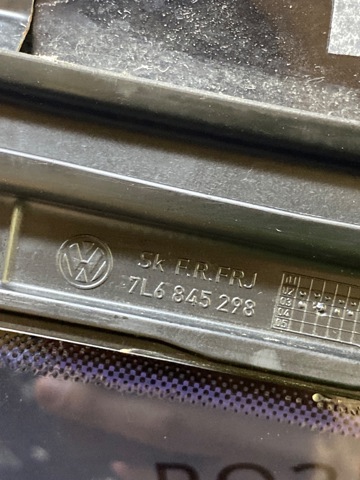 Стекло багажного отсека, правое 7L6845298 VAG