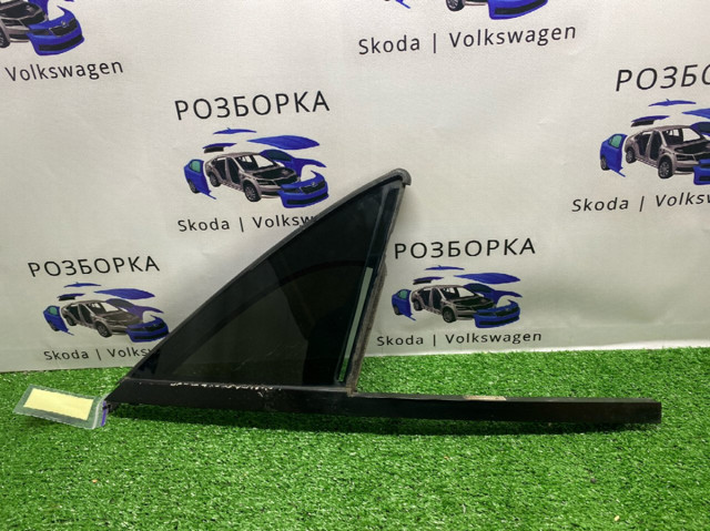 Стекло угловое двери задней 7P6845114 VAG