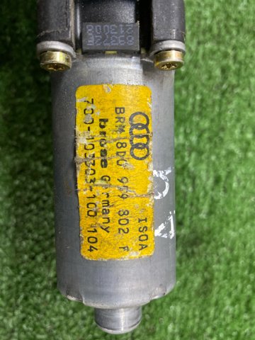 Мотор стеклоподъемника двери передней, правой 8D0959802F VAG