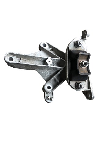 Кронштейн подушки (опоры) двигателя, левой 8200216113 RENAULT