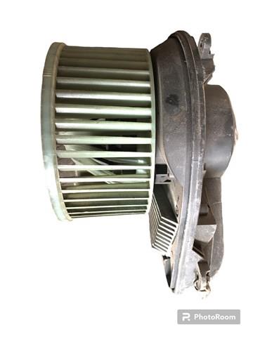 Двигун вентилятора пічки  8D1820021