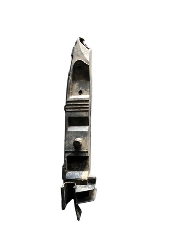 Кронштейн бампера переднего, правый 8L0807184D VAG