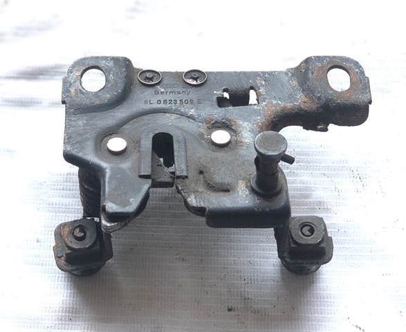 Замок капота 8L0823509E VAG