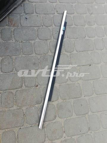 Молдинг опускного стекла двери задней, правой 8R0853764F VAG