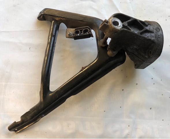 Кронштейн подушки (опоры) двигателя, левой A6112230704 MERCEDES