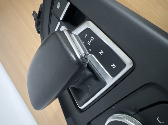 Ручка рычага коробки передач 4M1713139F1KT VAG