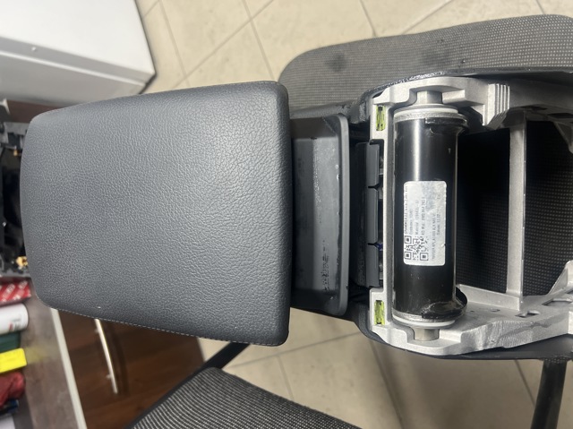 Кронштейн подлокотника 8W0864283B VAG