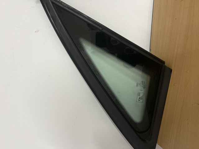 Стекло багажного отсека, левое 8W5845299F VAG