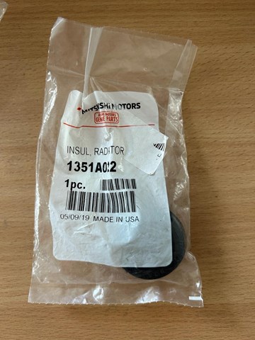 Подушка крепления радиатора верхняя 1351A022 MITSUBISHI