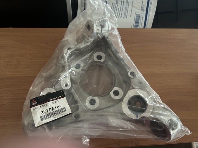 Цапфа поворотная левая 3770A107 MITSUBISHI