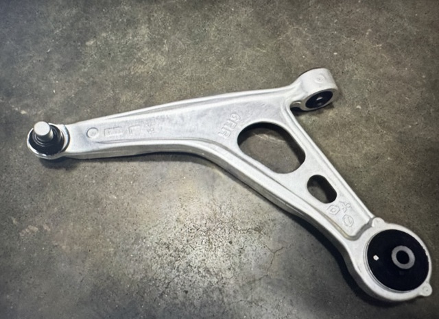 Палец шаровой нижний 4013A583 MITSUBISHI