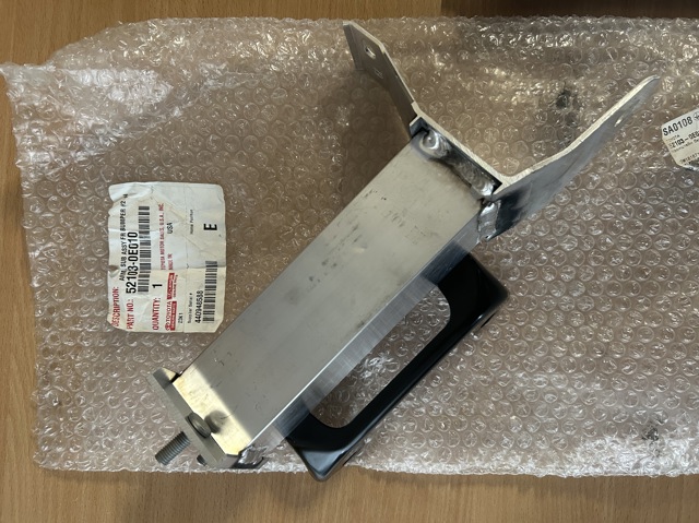 Кронштейн усилителя переднего бампера 521030E010 TOYOTA