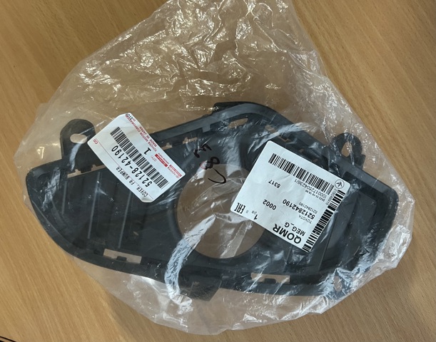 Заглушка противотуманки передней правой 5212842190 TOYOTA
