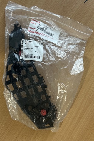 Правое крепление переднего бампера 521450E100 TOYOTA