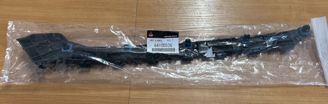 Направляющая заднего бампера, правая 6410D536 MITSUBISHI