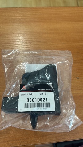Кронштейн (адаптер) крепления фары передней левой 8301D021 MITSUBISHI