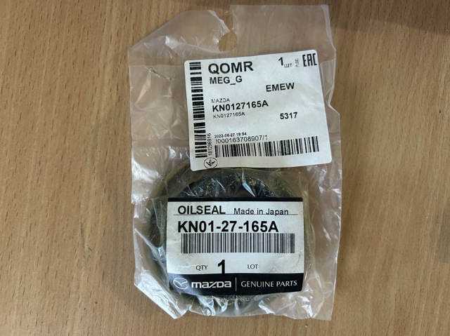 Сальник хвостовика редуктора переднего моста KN0127165A MAZDA