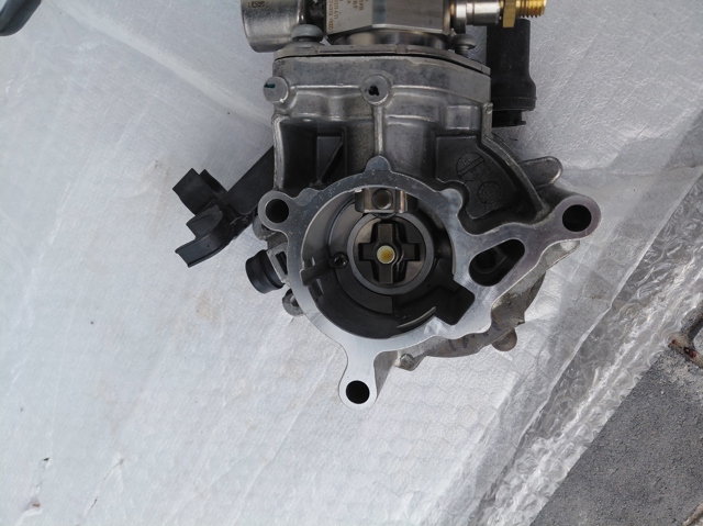 Насос вакуумный 06K145100BB VAG