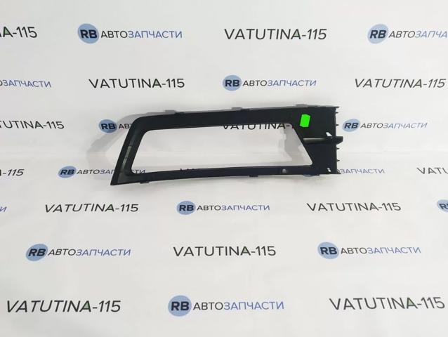 Правая решетка переднего бампера 5JA8076829B9 VAG