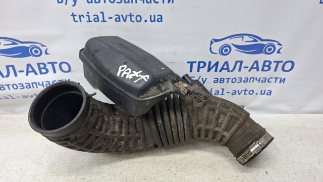 Патрубок воздушный, выход воздушного фильтра 16576EB300 NISSAN