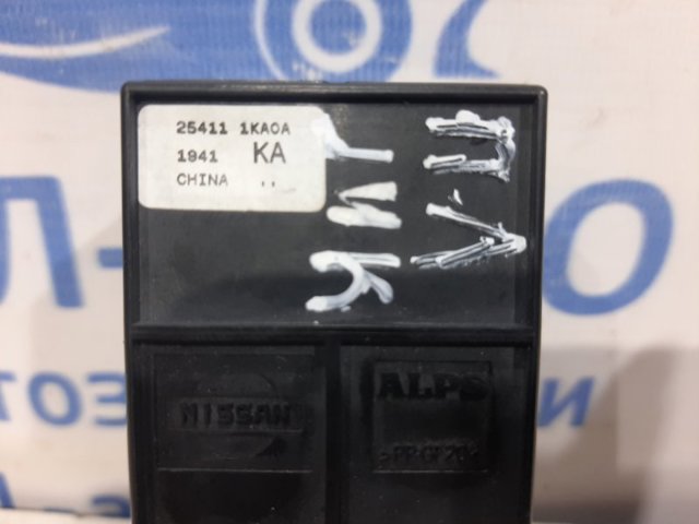 254111KA0A NISSAN Кнопка стеклоподъемника передняя купить в Павлоград