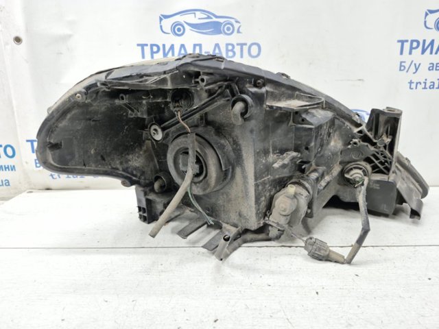 Фара Nissan Tiida