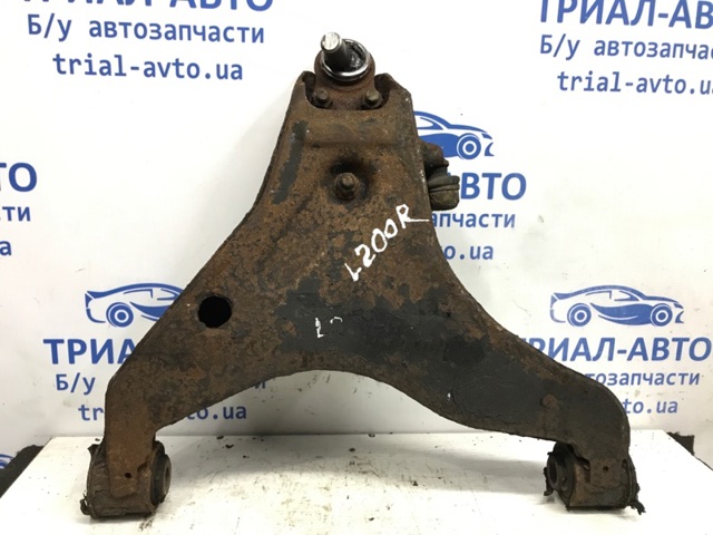 Рычаг передней подвески нижний, правый Митсубиси Л200  IV