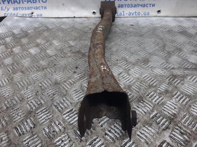 Рычаг/тяга задней подвески продольный нижний, правый 4125A010 MITSUBISHI