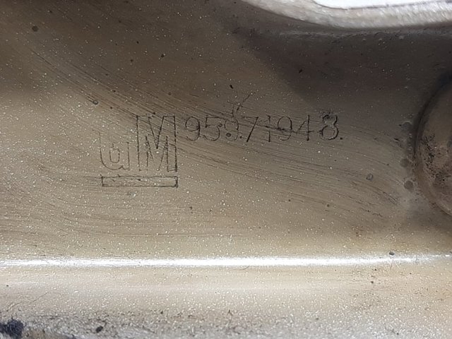 Детали багажника (петли и упор крышки) 42358263 GM
