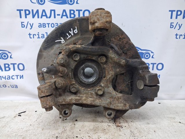 Кулак поворотный правый 43018EB300 NISSAN