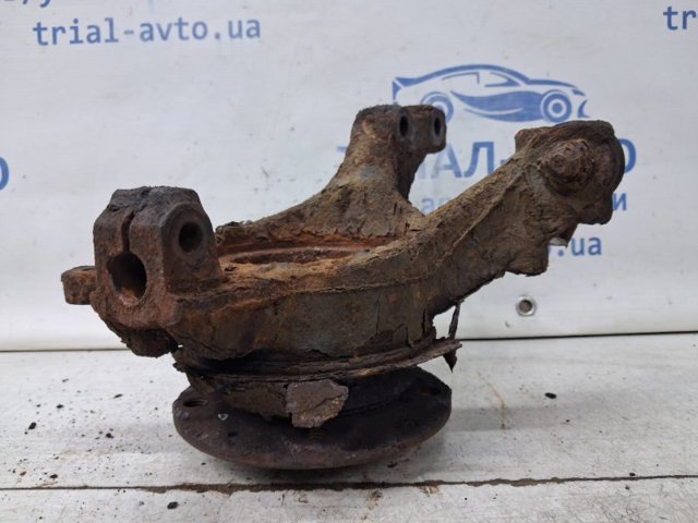 SUZUKI 4511179J51 Цапфа передняя правая в наличии Чернигов
