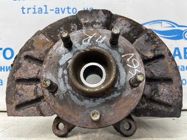 KU 45151-65J00 Suzuki Цапфа (поворотный кулак) передний левый