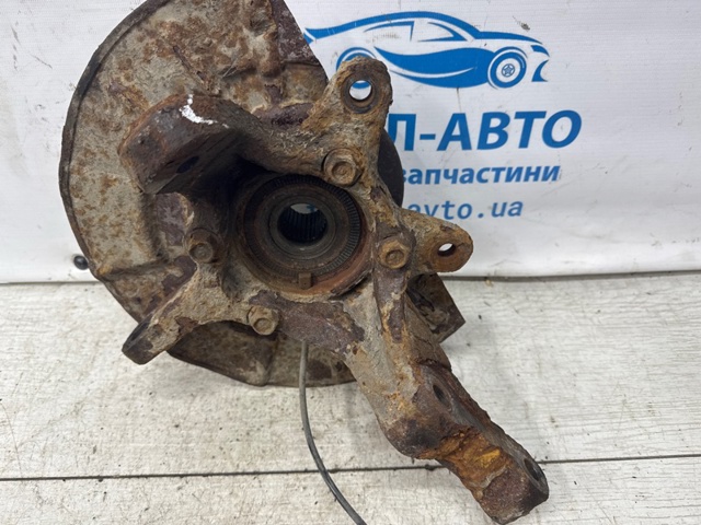 4515165J00 Цапфа (поворотный кулак) передний левый купить Киев