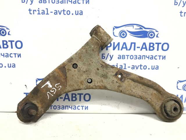 Левый рычаг передней нижней подвески 4520265J00 SUZUKI